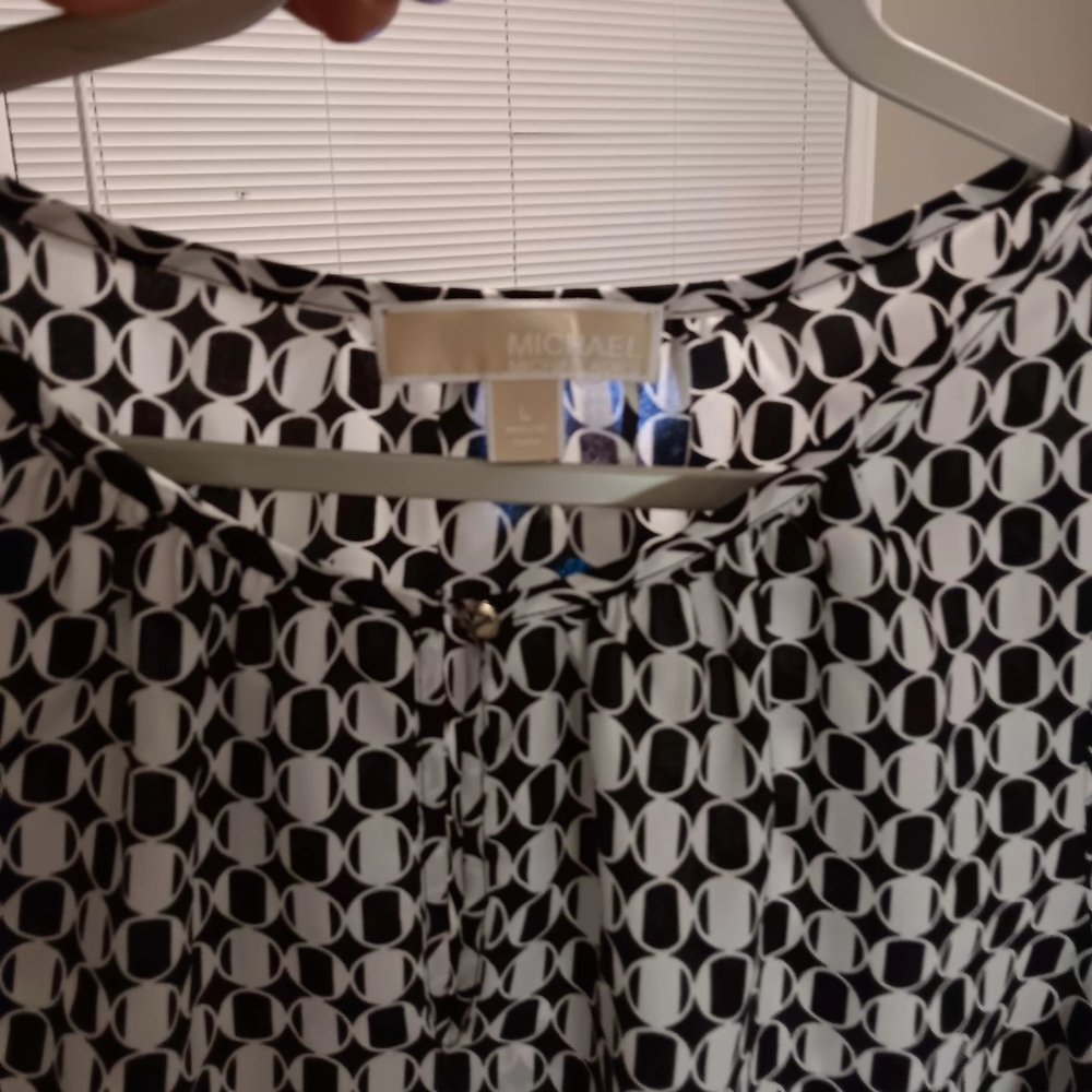 Michael Kors Black & White Geometric Women's Blouse - Picture 9 of 11